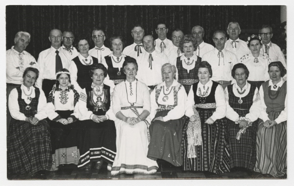 Džilongas un Balaratas apvienotais latviešu jauktais koris. Diriģente Ērika Viķele-Ābele (centrā)