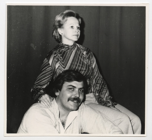 Skats no izrādes. Rihards Rīdznieks. "Spoguļa sienas". Lomās: Ansis Nīts un Ilga Puide