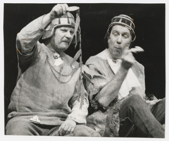 Raibais sarīkojums. Skats no skeča. Lomās Juris Zemītis (no kr.) un Uldis Siliņš