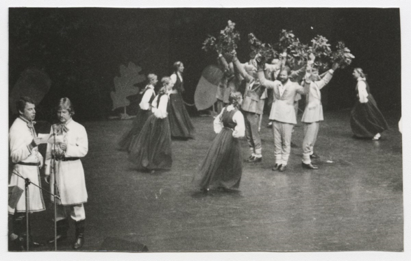 Tautas deju uzvedums "Rindām auga ozoliņi". Dzied Ivars Birze un Andris Jaunbērziņš