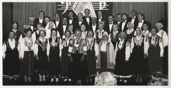 Pērtas Latviešu jauktais koris. 1.r. vidū diriģente Vilma Roga