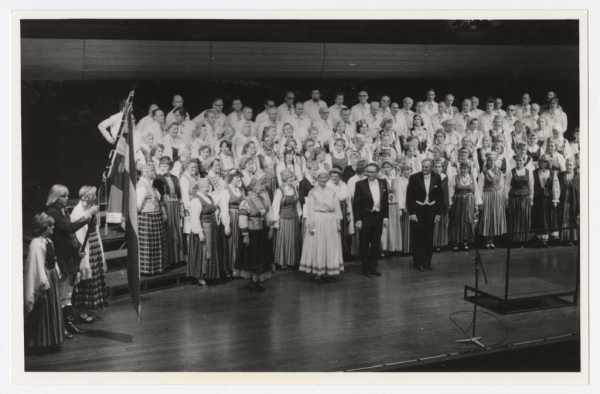 Kopkora koncerts. Pērtas koncertzālē. Priekšā diriģenti (no kr.): Vilma Roga, Lilija Zobens, Viktors Bendrups, Ēriks Ozoliņš