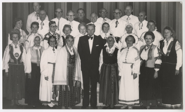 Brisbenas jauktais koris. Diriģents Ēriks Ozoliņš (centrā)