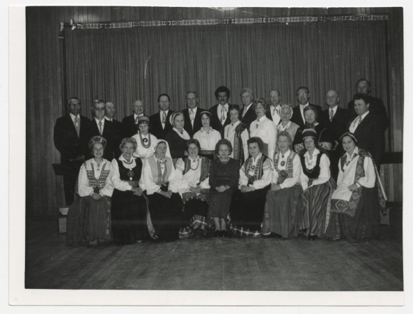 Kanberas Latviešu jauktais koris. Diriģente Irma Pumpura (1.r. vidū)