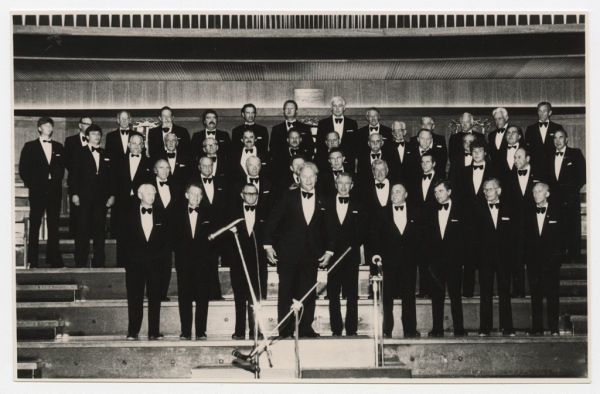 Uz skatuves apvienotais vīru koris, 1.r. vidū diriģ. Staņislavs Līvmanis