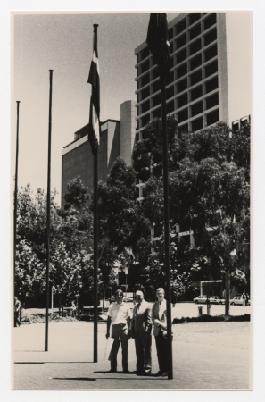 Latvijas karoga uzvilkšana pie Pērtas pilsētas valdes nama