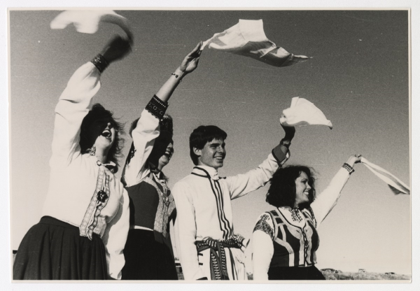 Jauniešu grupa māj ar lakatiņiem, no kr. Daina Timmermane, Inese Matisone, Edgars Geidāns, Gita Balode