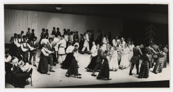 Tautas deju uzvedums Pērtas koncertzālē (režisore Brigita Pluce)