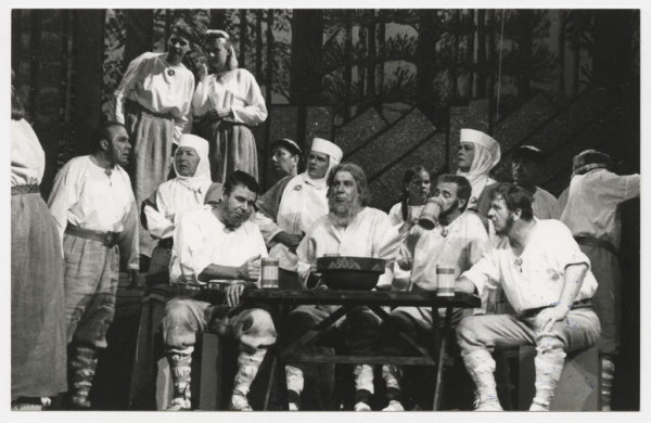 Skats no izrādes. Uldis Siliņš. Dziesmu spēle "No Kurzemes bērniņš biju"