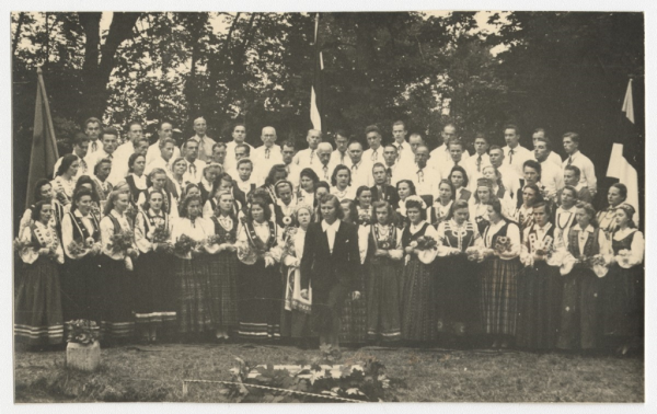 Fišbahas dziesmu svētku atskaņu koncerta dalībnieki Bābenhauzenas parkā