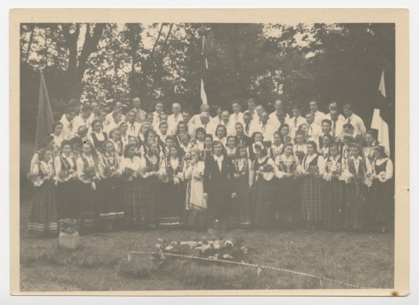 Fišbahas dziesmu svētku atskaņu koncerta dalībnieki Bābenhauzenas parkā