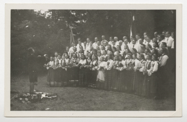 Fišbahas dziesmu svētku atskaņu koncerta dalībnieki Bābenhauzenas parkā