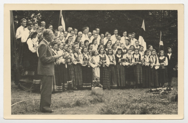 Labajā malā tumšā kostīmā diriģente Meta Muižarāja