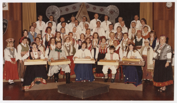 Pērtas Latviešu jauktais koris un koklētāji. Diriģente Vilma Roga