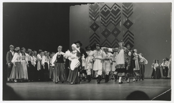 Tautas deju uzvedums