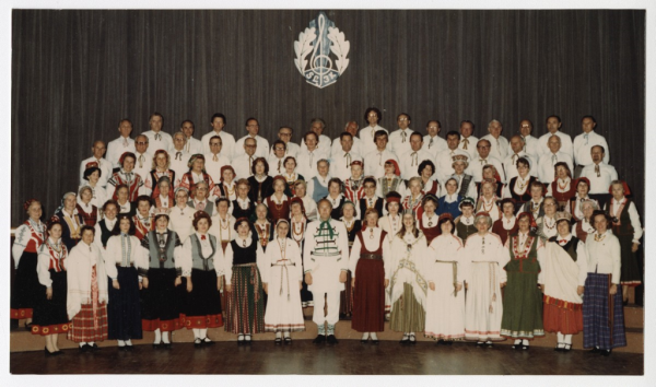 Sidnejas Latviešu jauktais koris. Diriģ. Haralds Rutups (centrā)