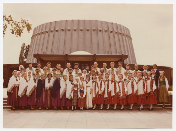 Uzveduma "Saules josta" ansamblis, vadītāja Skaidrīte Darius