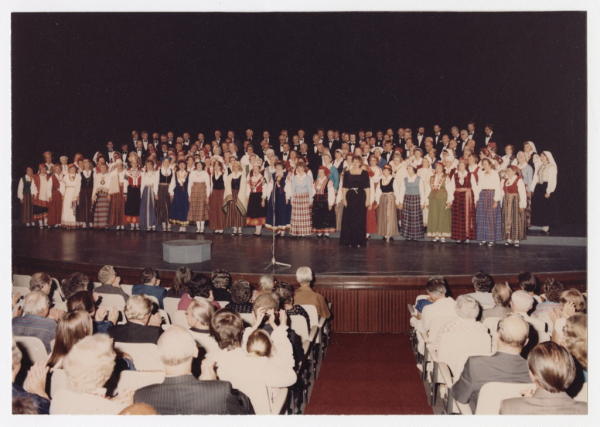 Kopkora koncerts Kanberas teātra zālē. Priekšā diriģente Astra Kronīte