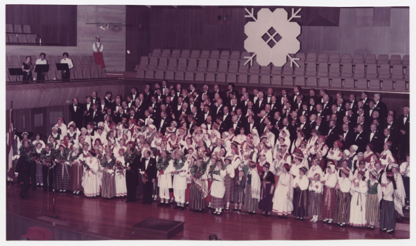 Kopkora koncerta noslēgums. Priekšā soliste Stella Aksarle