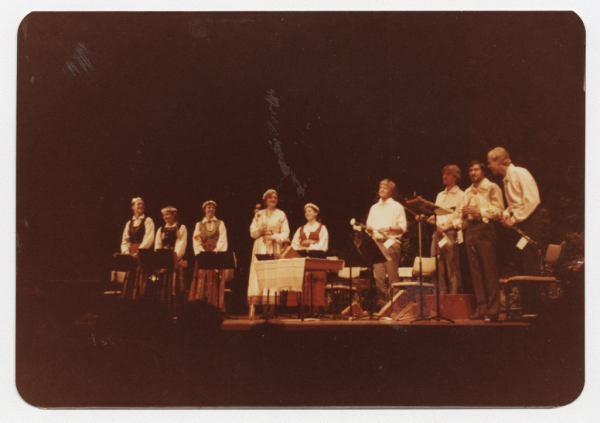 Latviešu dziesmu un mūzikas ansamblis "Kolibri"