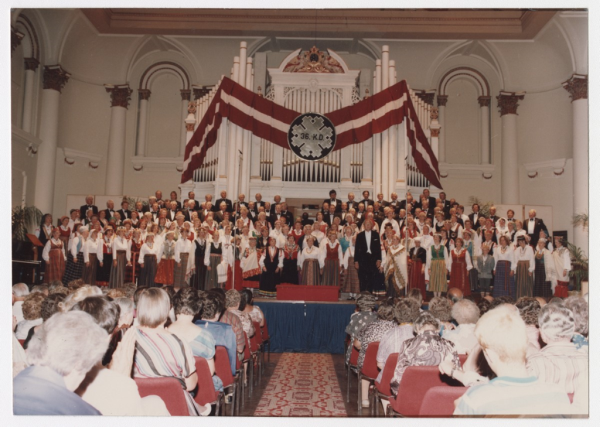 Kopkoru koncerts, priekšplānā diriģents Haralds Rutups