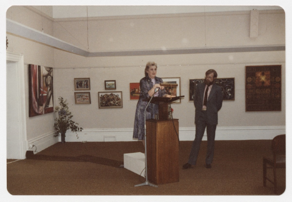 Tēlotājas mākslas izstādes atklāšana, centrā, pie mikrofona Margarita Biezaite