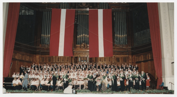 Koncerta noslēgums, priekšā diriģenti (Viktors Bendrups, Haralds Rutups, Kārlis Beiberts, A.Kronīte u.c.), soliste Stella Aksarle