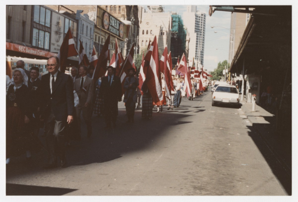 Svētku gājiens Melburnas ielās. Gājiena sākuma posms ar Latvijas karogiem