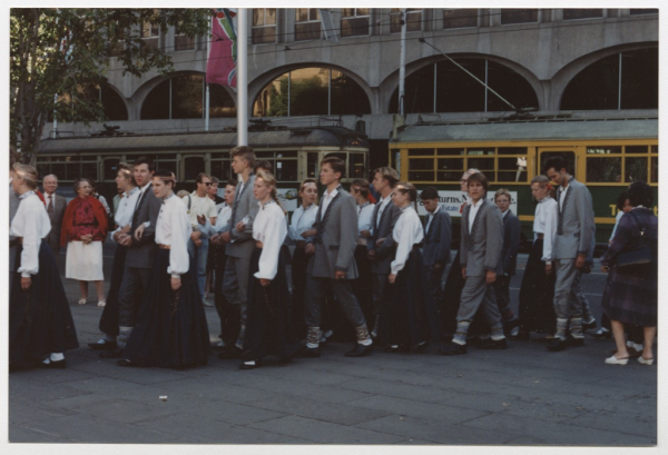 Svētku gājiens Melburnas ielās. Kāds no dalībnieku [deju] kolektīviem