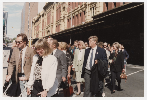 Svētku gājiens Melburnas ielās. Gājiena dalībnieki