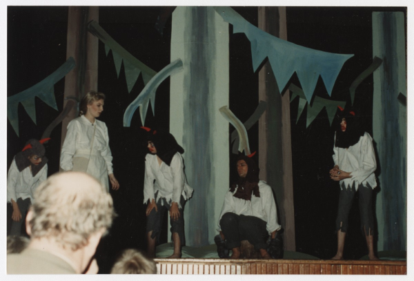 Skati no izrādes. Anna Brigadere. "Maija un Paija". Kopskats