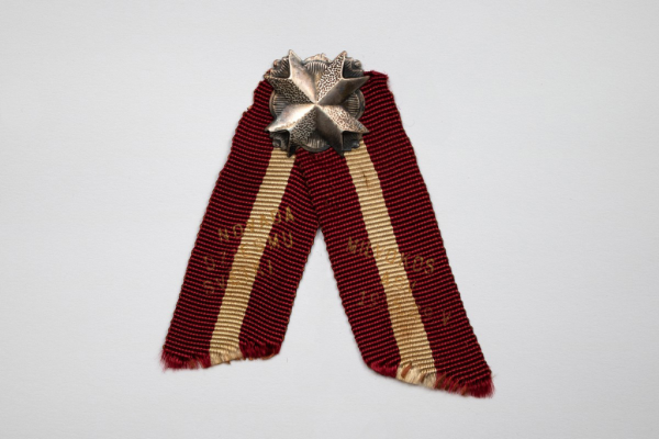 Nozīme un lente. Novada Dziesmu svētki Milvokos, ASV. 1955. gada 29. maijs