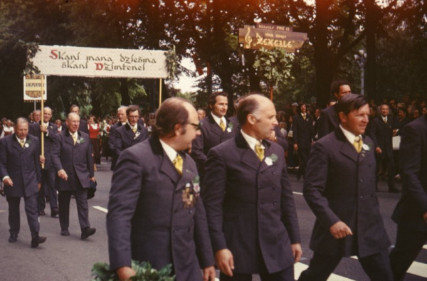 Vīru koris "Zemgale" XVII Vispārējo latviešu dziesmu un deju svētku gājienā