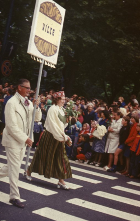 Jauktais koris "Vilce" XVII Vispārējo latviešu dziesmu un deju svētku gājienā