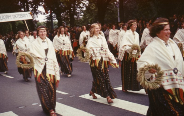 XVII Vispārējo latviešu dziesmu un deju svētku gājiens