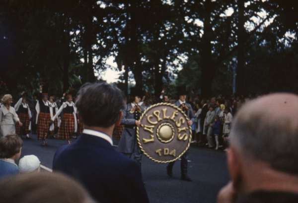 Tautas deju ansamblis "Lāčplēsis" XVII Vispārējo latviešu dziesmu un deju svētku gājienā