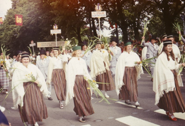 Cēsu rajona dalībnieki XVII Vispārējo latviešu dziesmu un deju svētku gājienā