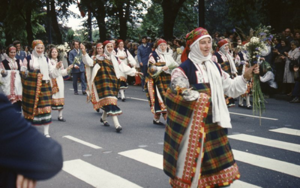 XVII Vispārējo latviešu dziesmu un deju svētku gājiens. Dalībnieces Rucavas tautas tērpā