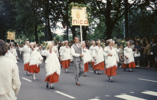 Sieviešu koris "Nīca" XVII Vispārējo latviešu dziesmu un deju svētku gājienā