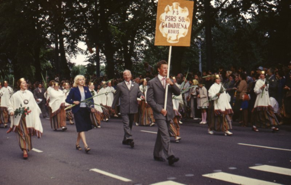 Padomju saimniecība "PSRS 50 gadadiena" (Bauskas rajons) XVII Vispārējo latviešu dziesmu un deju svētku gājienā