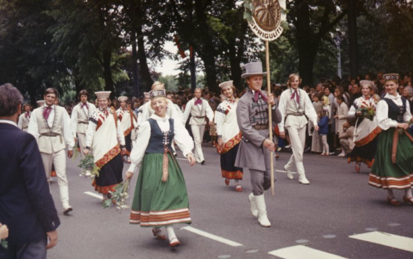 Tautas deju ansamblis "Sprigulītis" XVII Vispārējo latviešu dziesmu un deju svētku gājienā