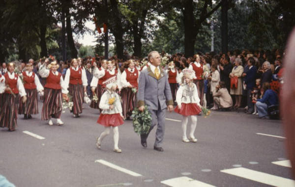 XVII Vispārējo latviešu dziesmu un deju svētku gājiens