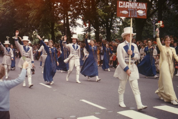 Tautas deju ansamblis "Carnikava" XVII Vispārējo latviešu dziesmu un deju svētku gājienā