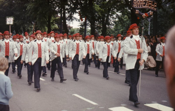 Vīru koris „Satezele” XVII Vispārējo latviešu dziesmu un deju svētku gājienā