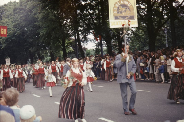 Padomju saimniecības "Olaine" jauktais koris XVII Vispārējo latviešu dziesmu un deju svētku gājienā