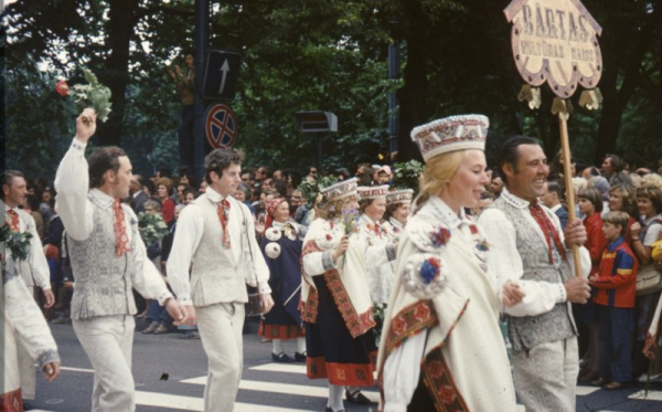 Bārtas kultūras nama pārstāvji XVII Vispārējo latviešu dziesmu un deju svētku gājienā