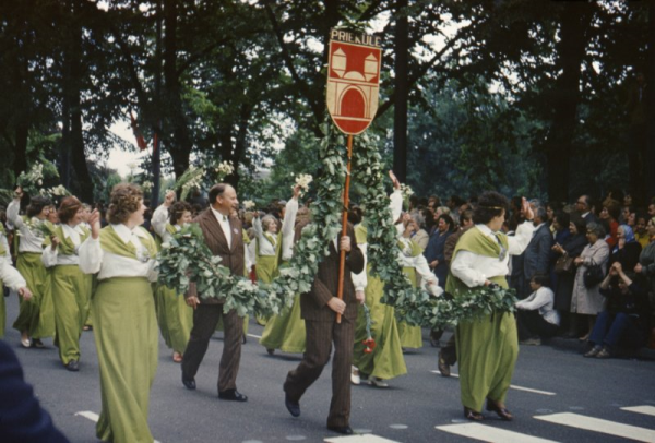 Sieviešu koris "Priekule" XVII Vispārējo latviešu dziesmu un deju svētku gājienā