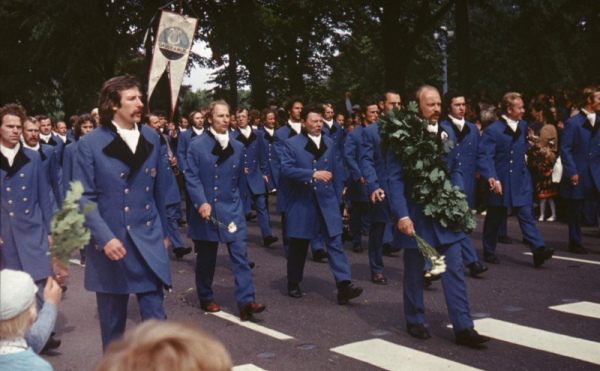 Vīru koris "Gaudeamus" XVII Vispārējo latviešu dziesmu un deju svētku gājienā