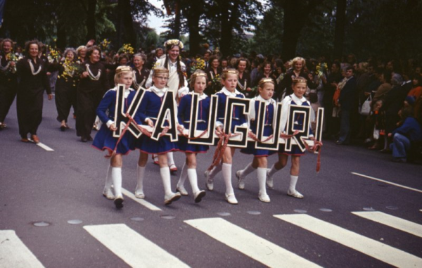 Kauguru dalībnieki XVII Vispārējo latviešu dziesmu un deju svētku gājienā