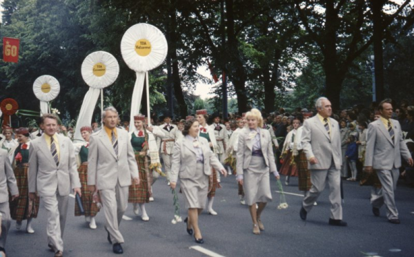 Madonas rajona tautas deju ansambļi VII Vispārējo latviešu dziesmu un deju svētku gājienā